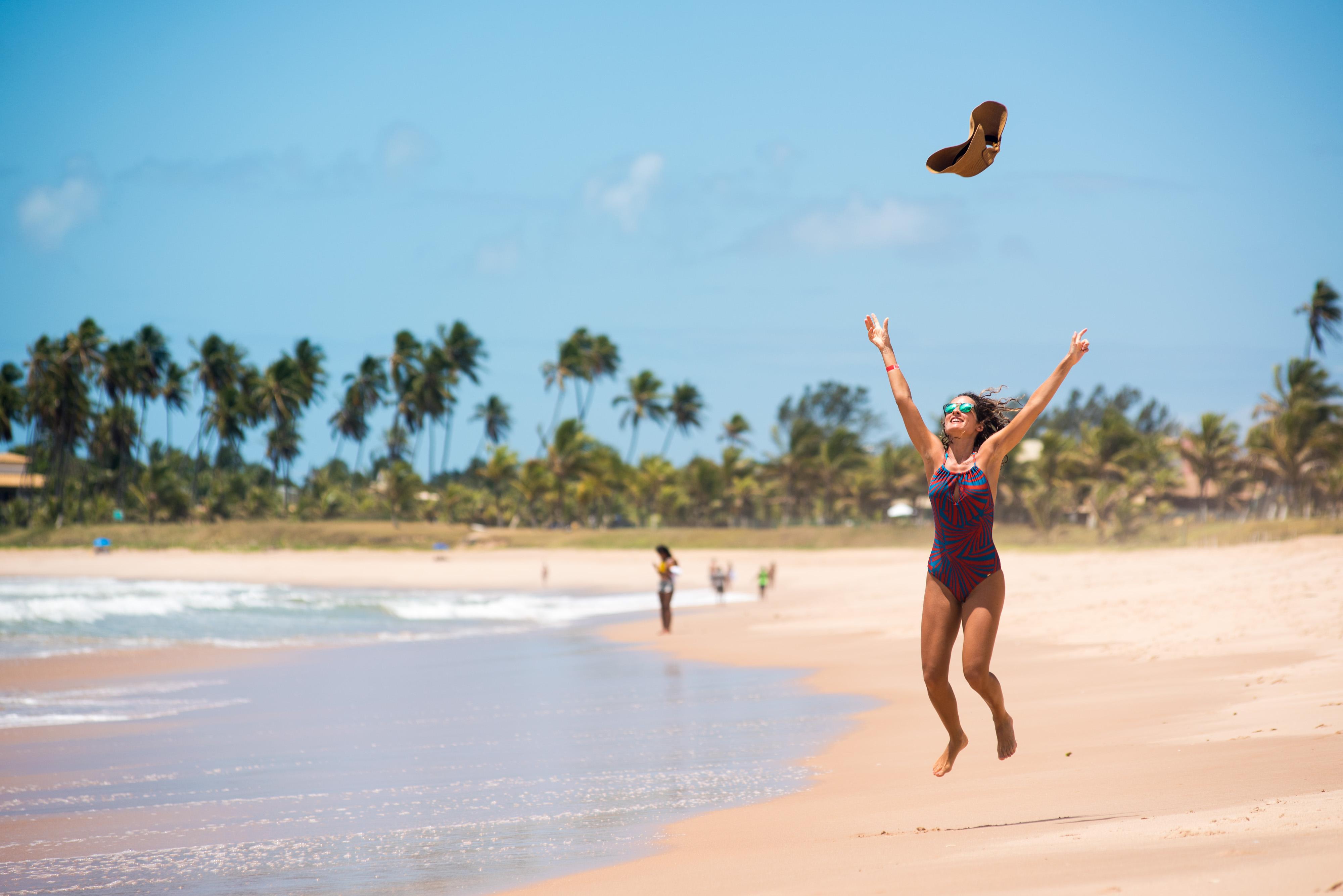 Vila Gale Resort Mares Guarajuba Exterior foto A woman throwing a shoe at a beach