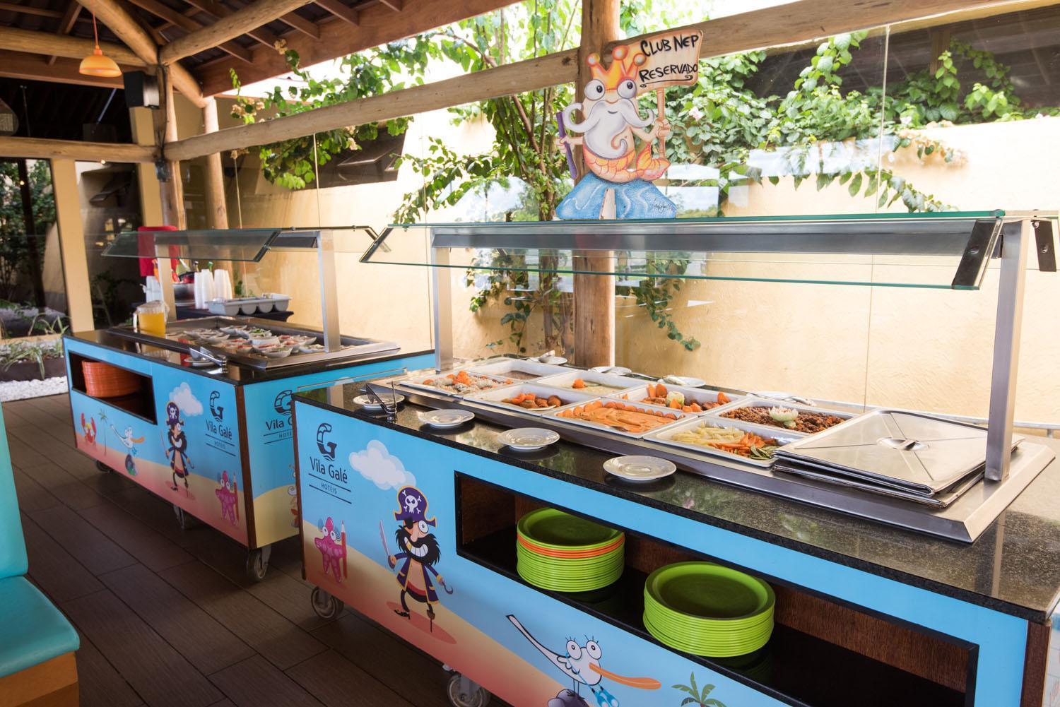 Vila Gale Resort Mares Guarajuba Exterior foto A buffet at a hotel