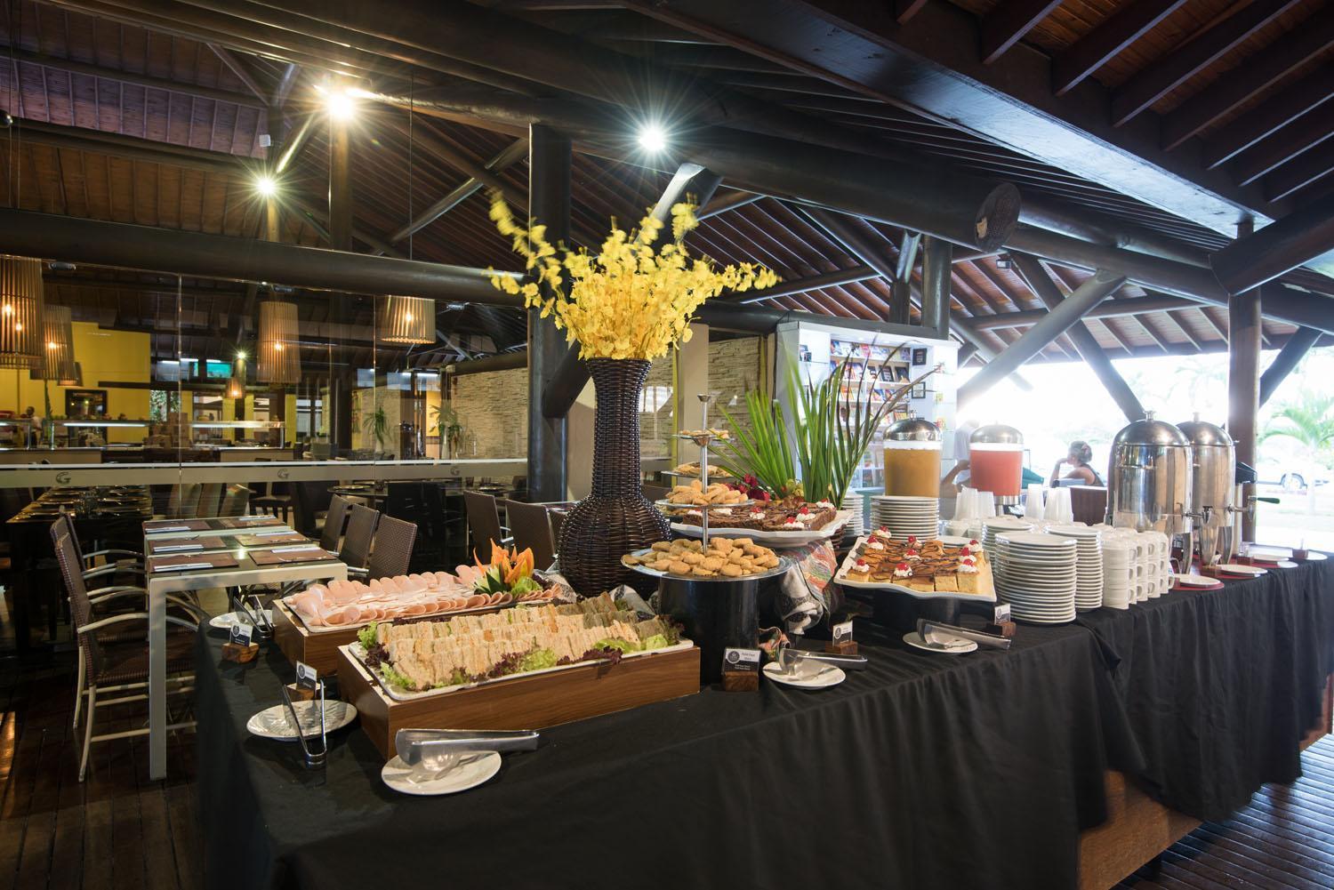 Vila Gale Resort Mares Guarajuba Exterior foto A buffet at a hotel
