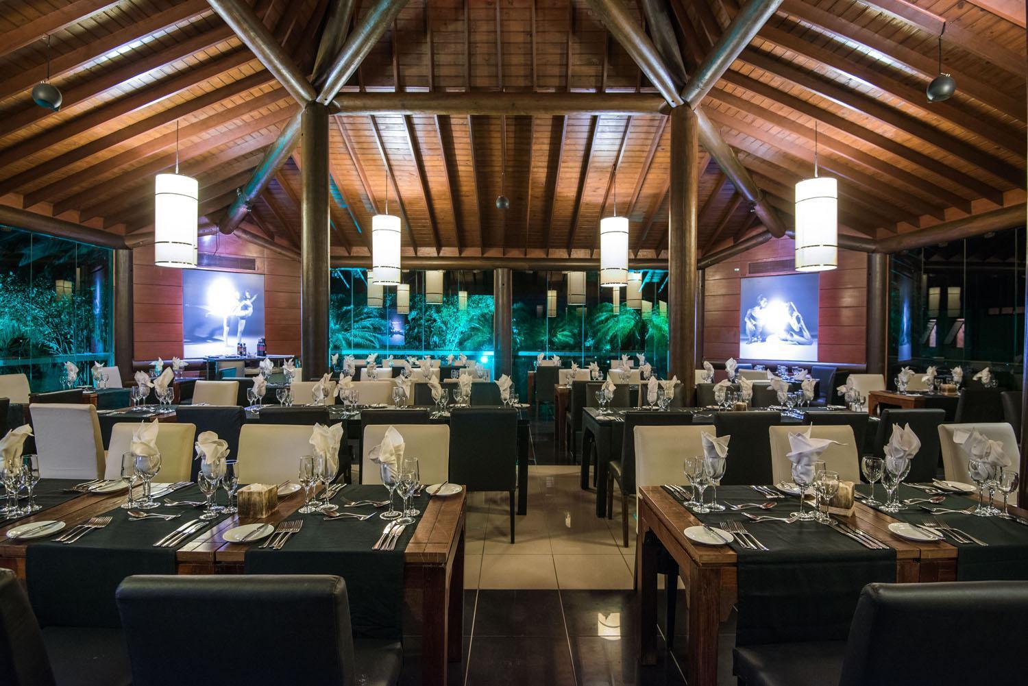 Vila Gale Resort Mares Guarajuba Exterior foto The interior of the restaurant